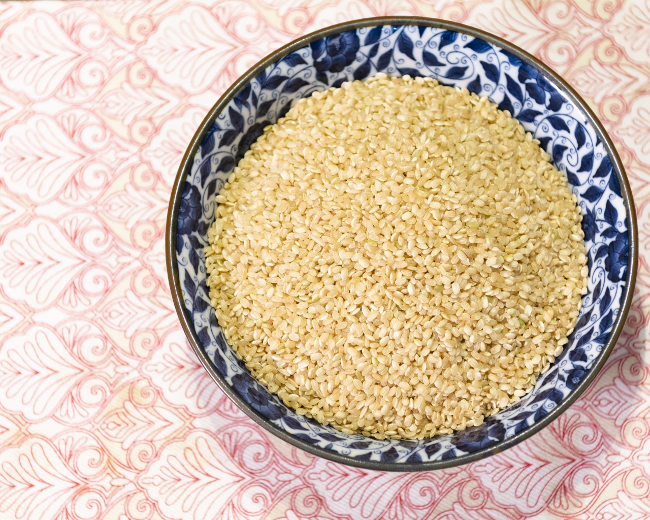 Тарелка кунжутных зерен на столе 