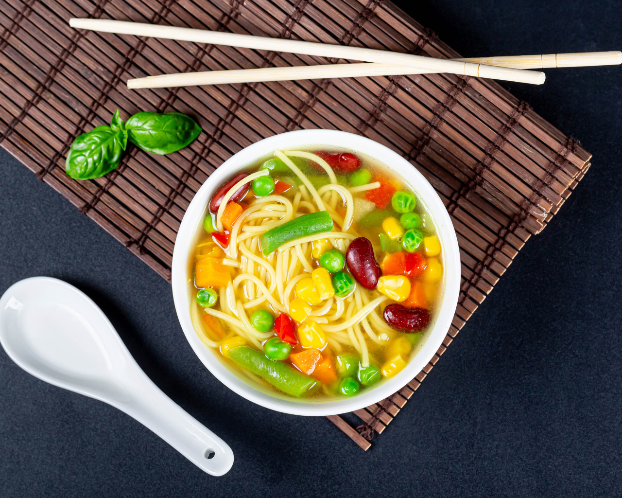 Аппетитный китайский суп с овощами