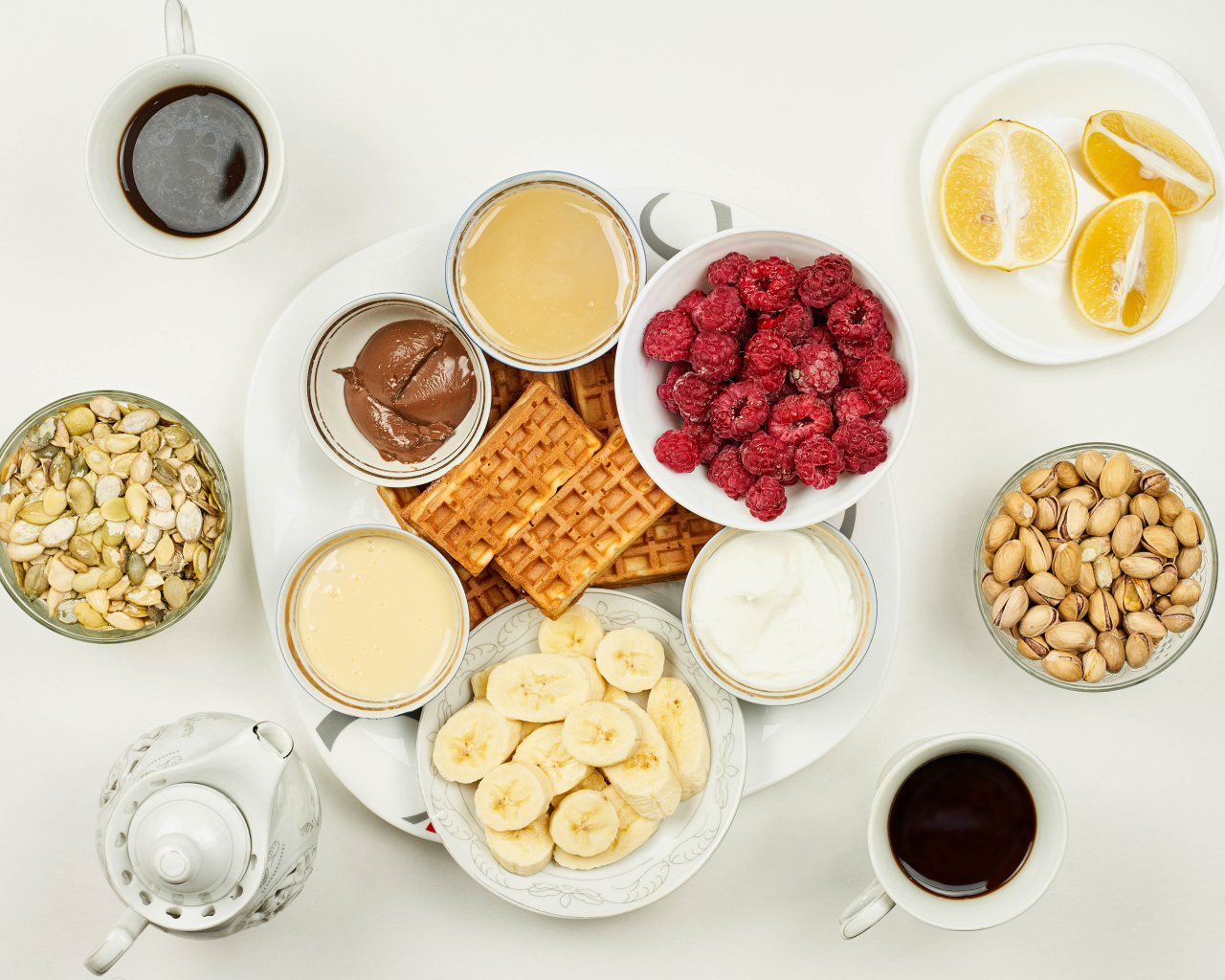 Аппетитный завтрак на белом столе