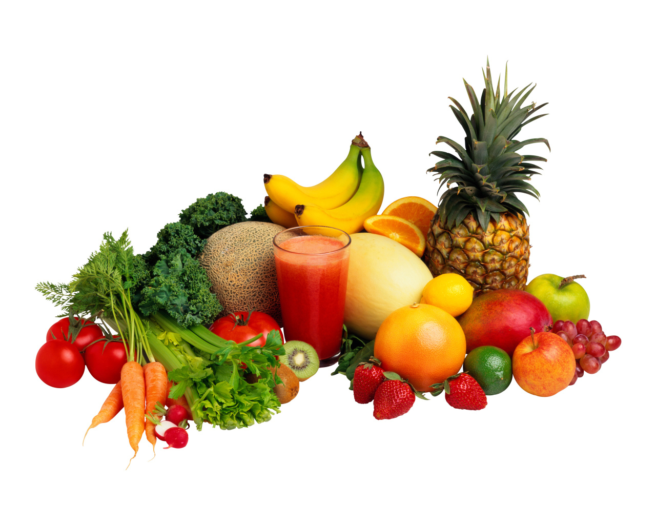 Аппетитные свежие фрукты, овощи и зелень на белом фоне
