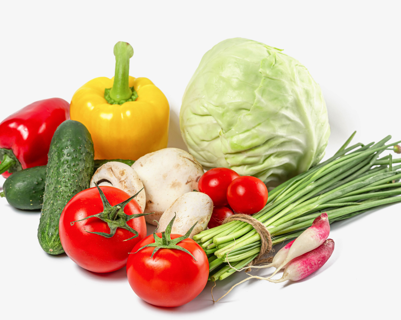 Аппетитные свежие овощи на белом фоне крупным планом