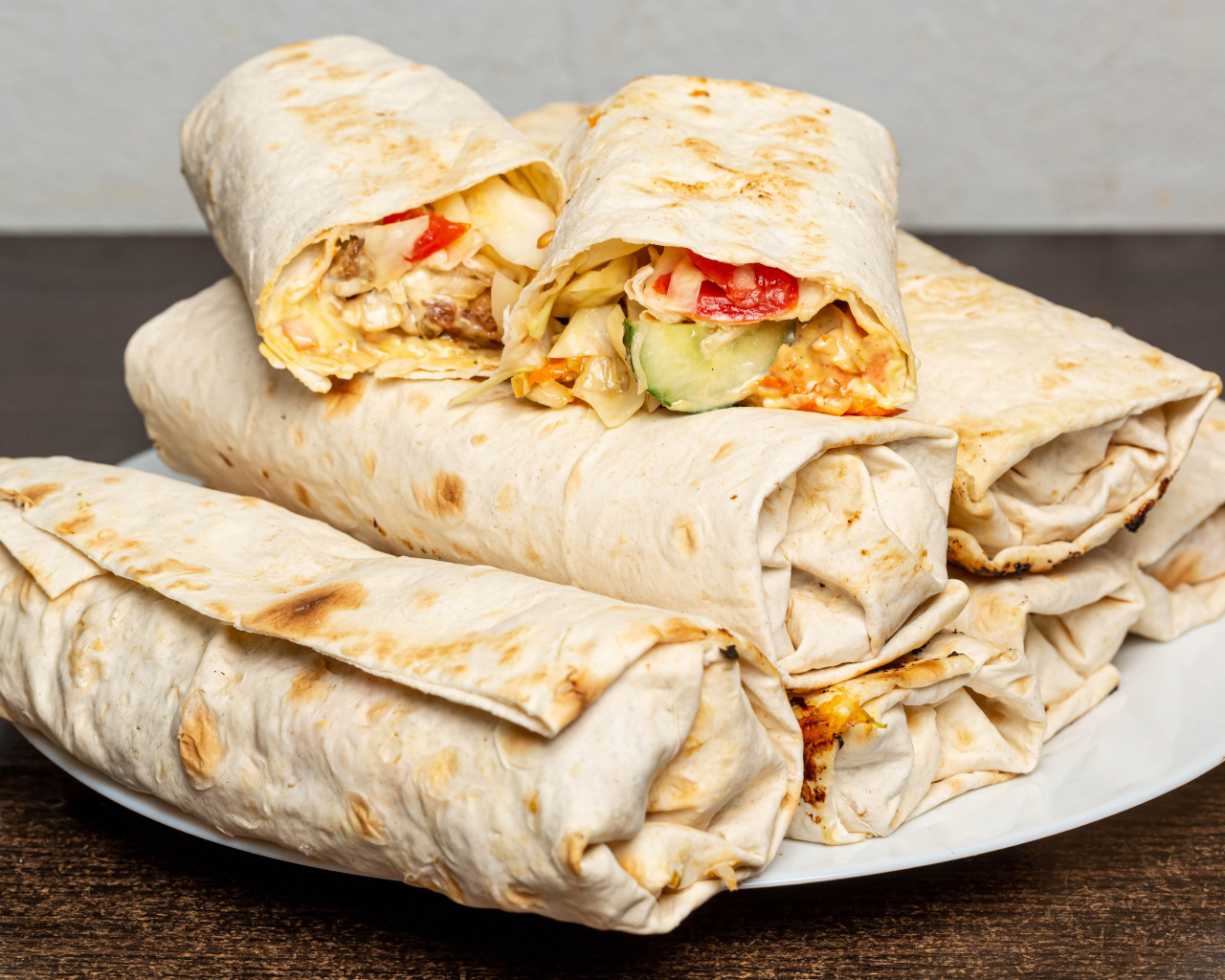Аппетитная шаурма в лаваше на столе 