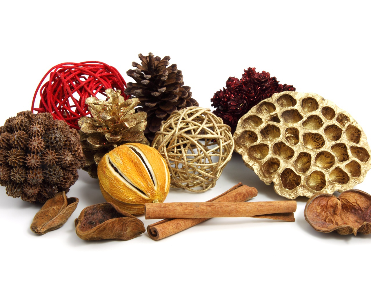 Ароматные специи и шишки на белом фоне 