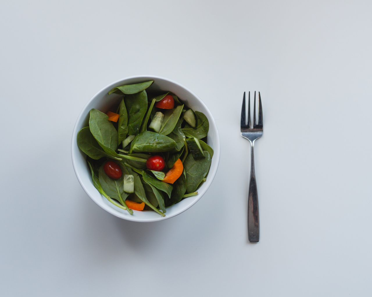 Салат из листьев базилика с огурцами и помидорами