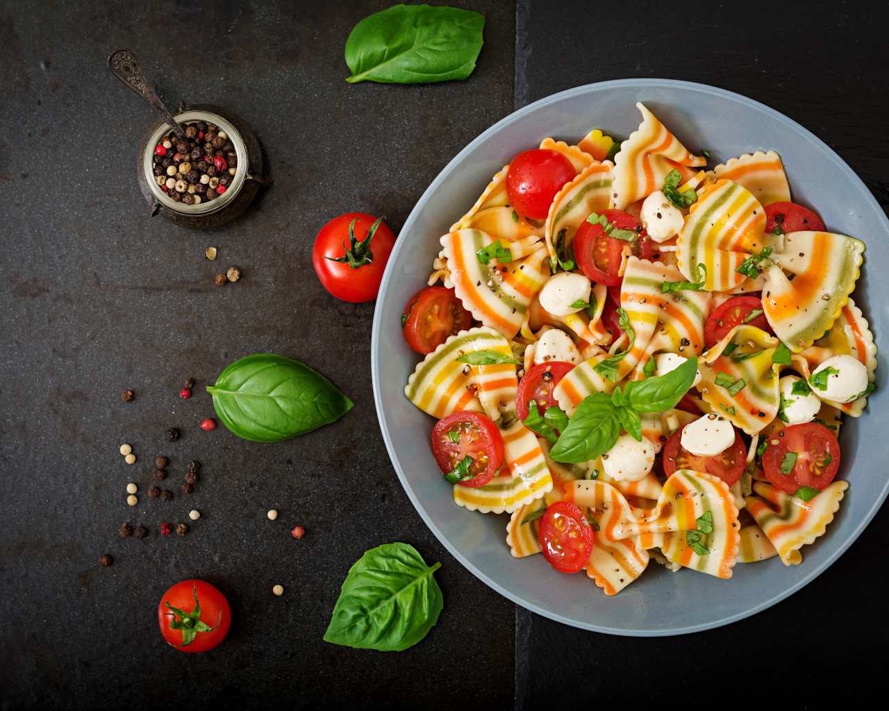 Красивые макароны бантики с помидорами 