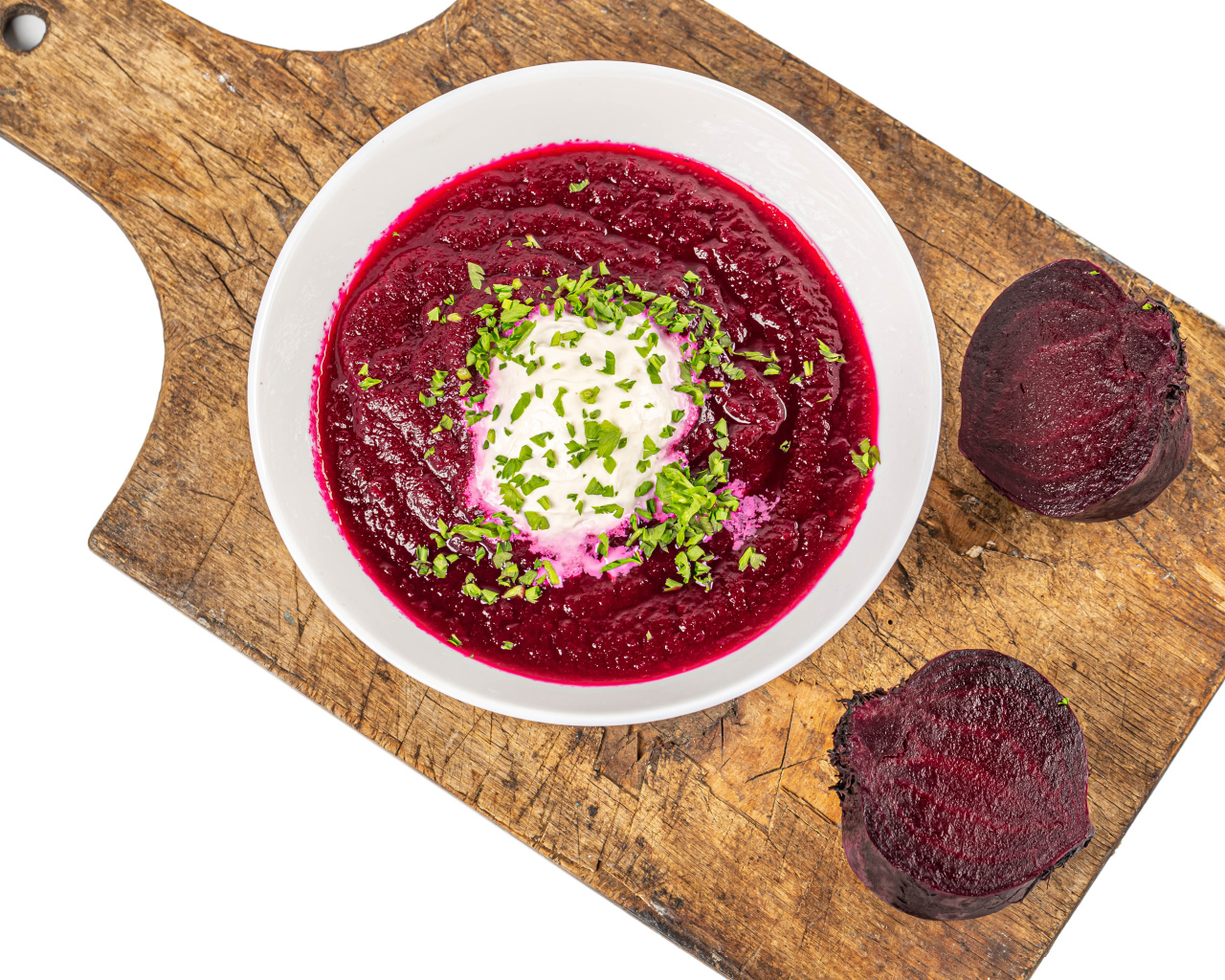 Свекольный суп в тарелке на белом фоне