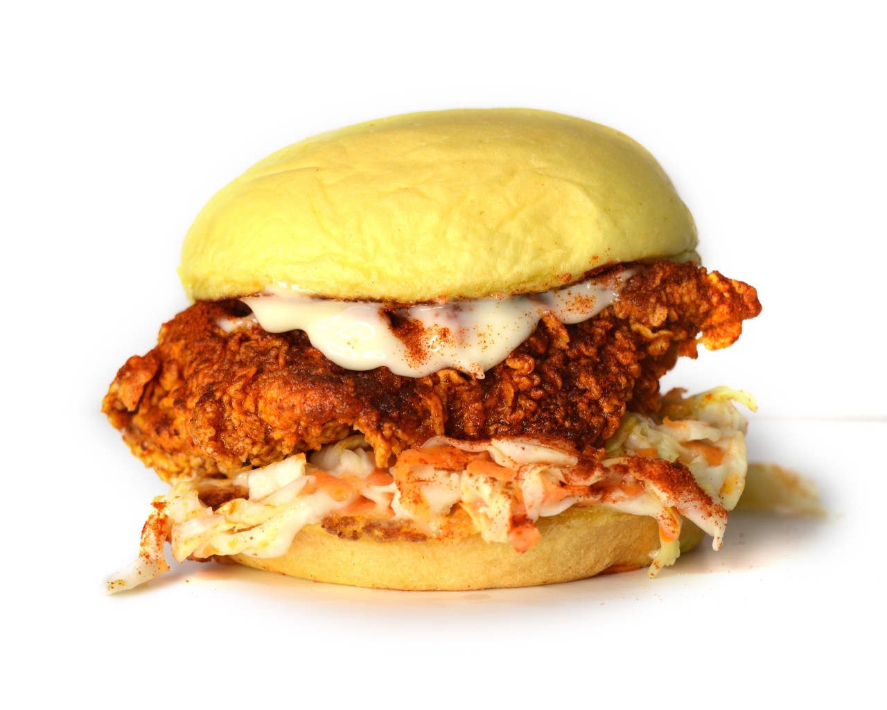 Большой куриный бургер с соусом на белом фоне