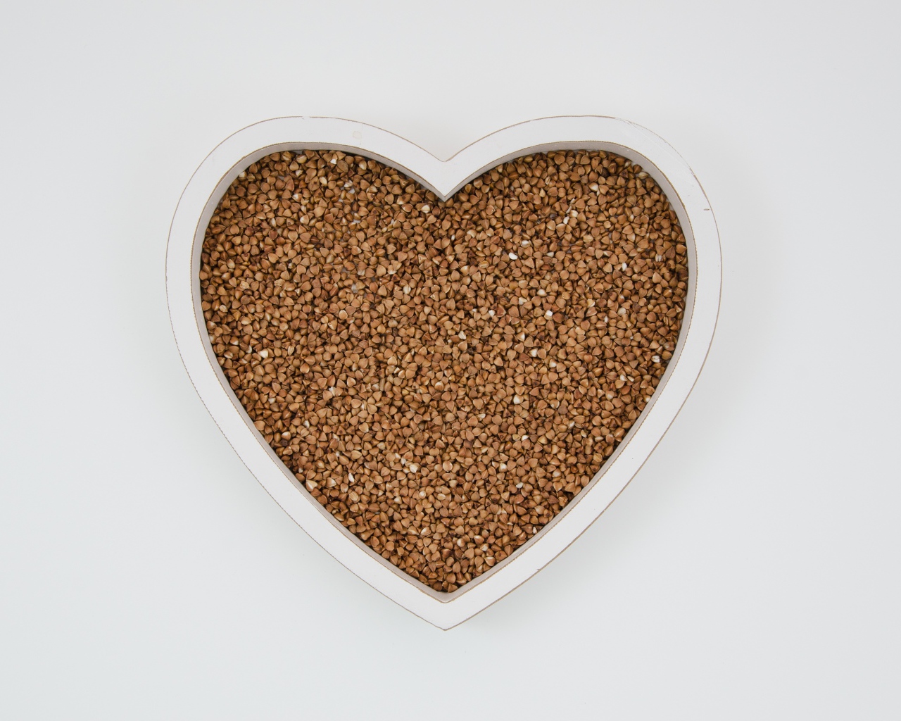 Большое белое сердце с гречневой крупой  