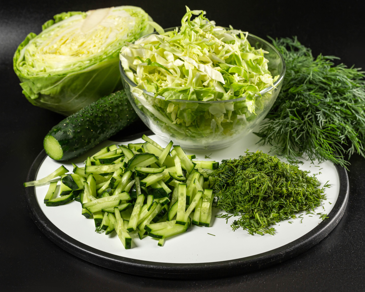 Салат с капусты на столе с огурцами и укропом 