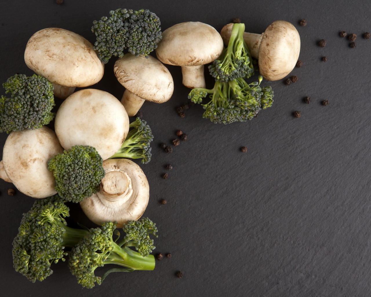 Шампиньоны с брокколи на сером столе 