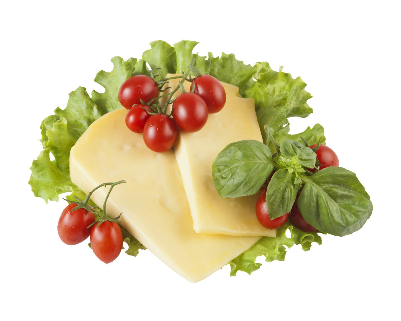 Сыр с помидорами, листьями салата и базиликом на белом фоне