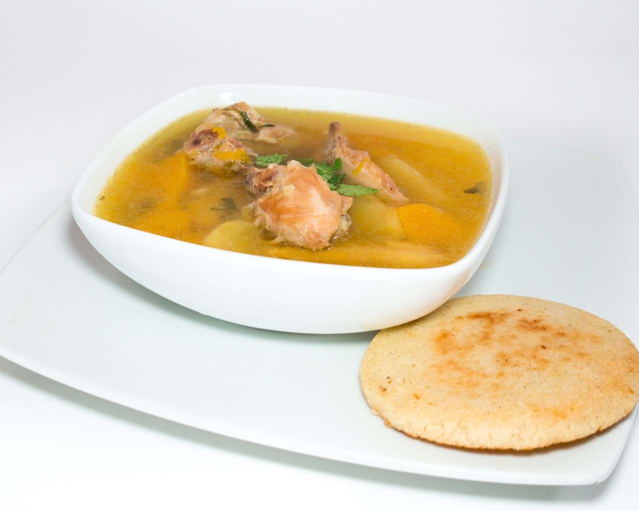 Куриный суп с лепешкой на столе