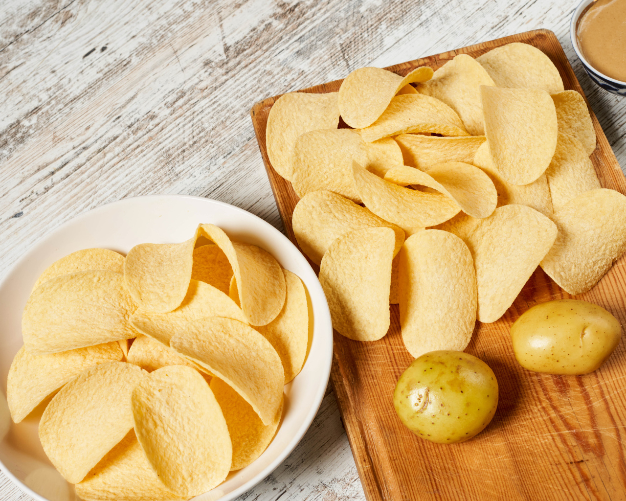 Чипсы на столе с картофелем 