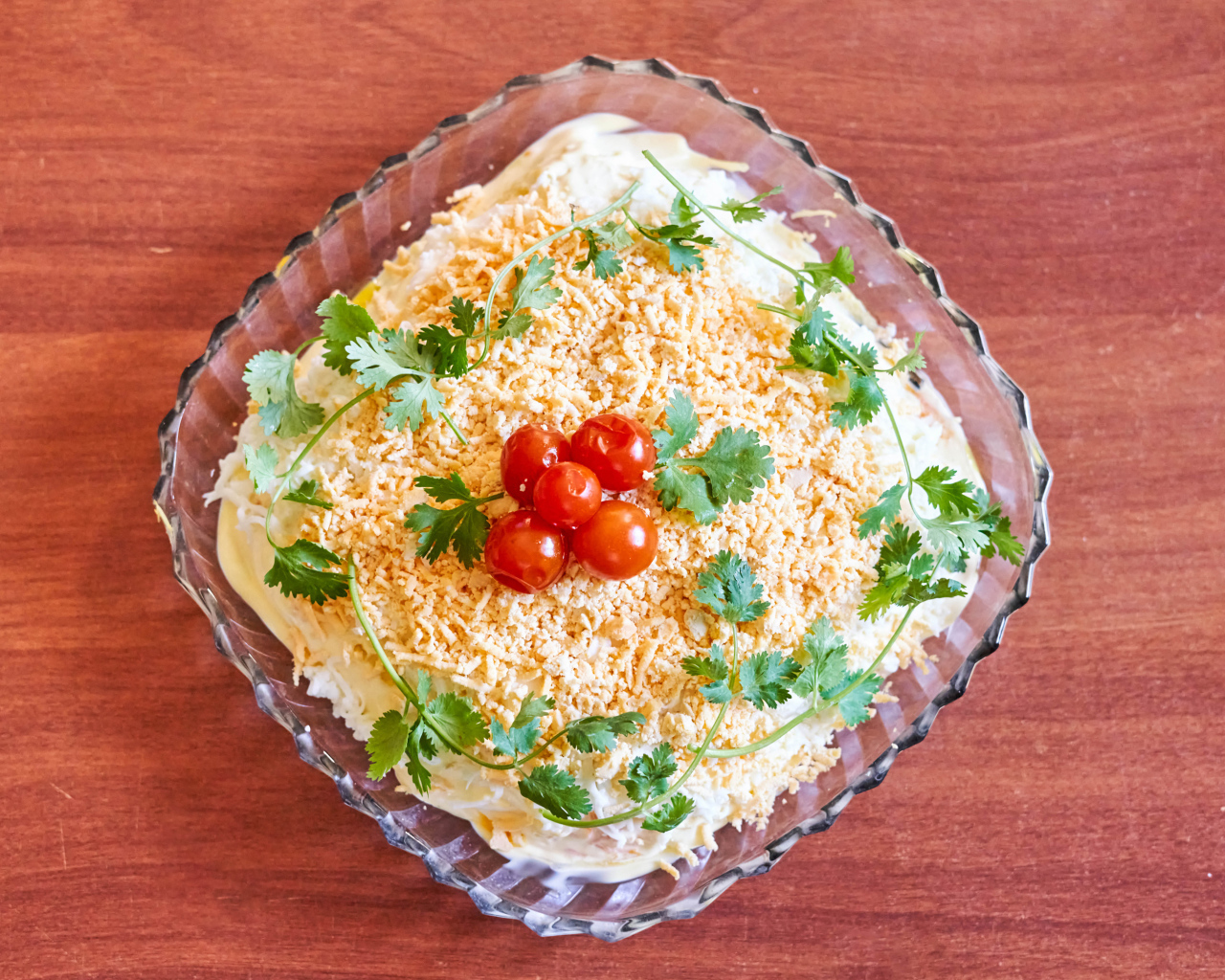 Хрустальная тарелка с салатом на столе