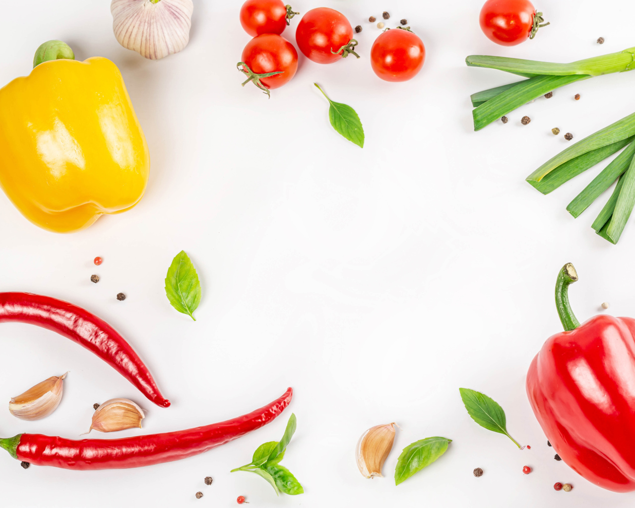 Разный перец на белом фоне с чесноком и помидорами