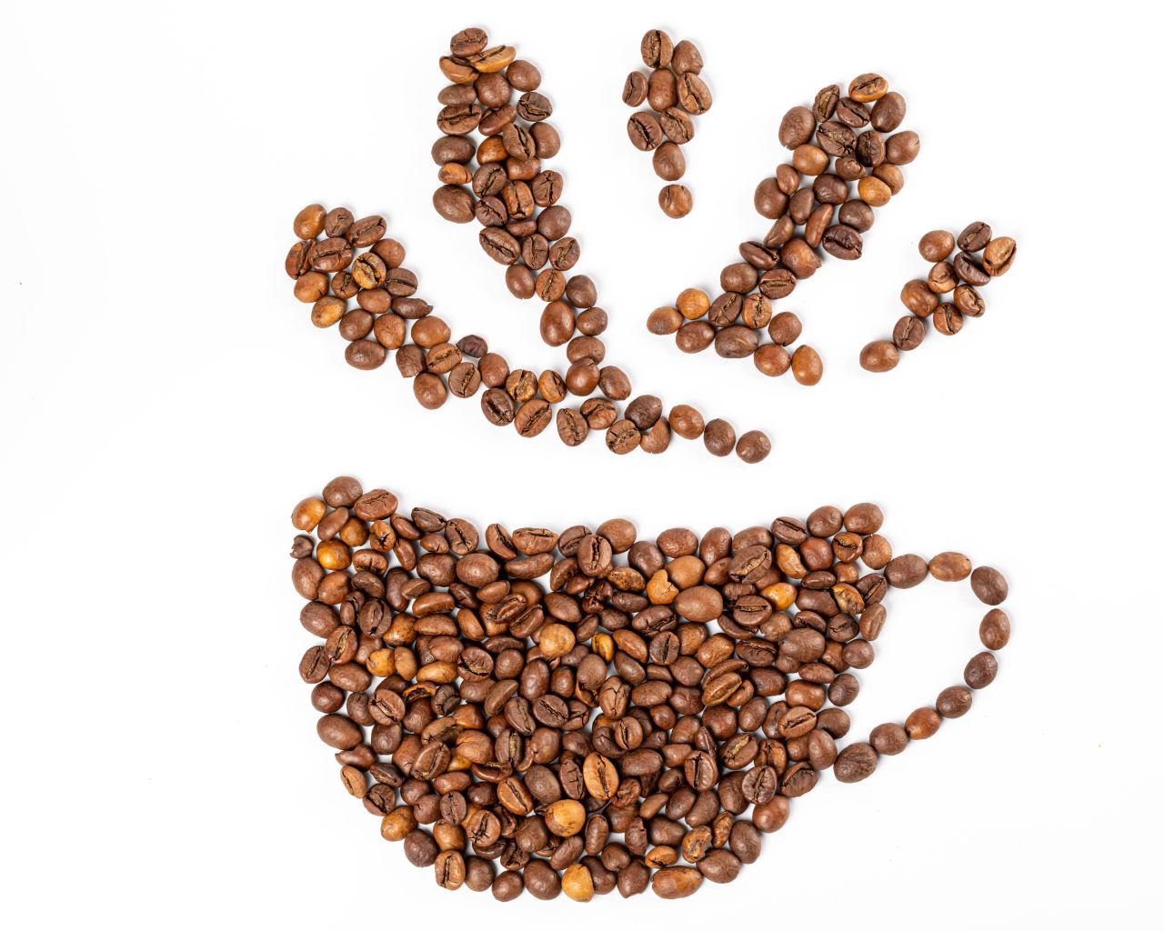 Рисунок из кофейных зерен на белом фоне 