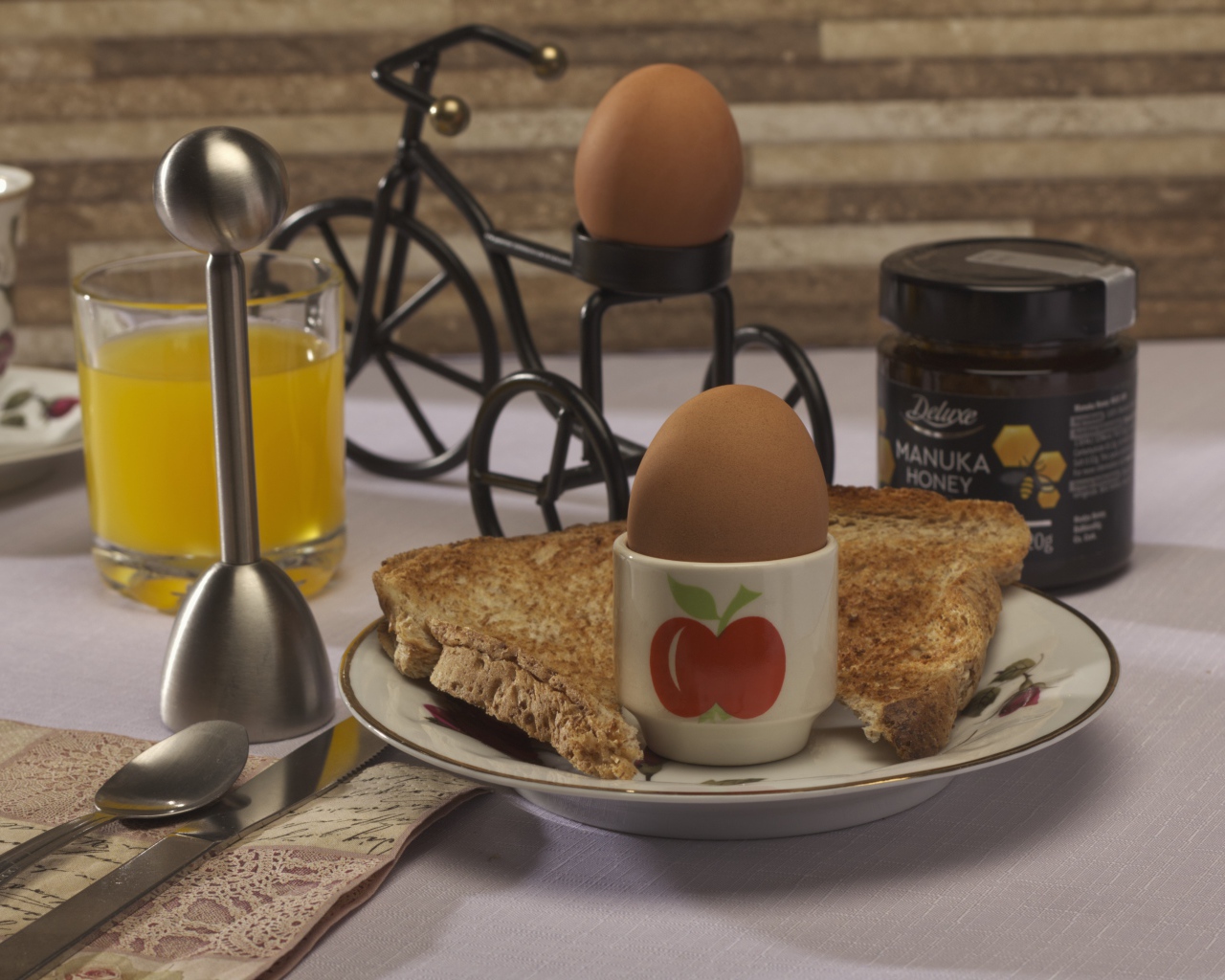 Яйца и хлеб с соком на завтрак 