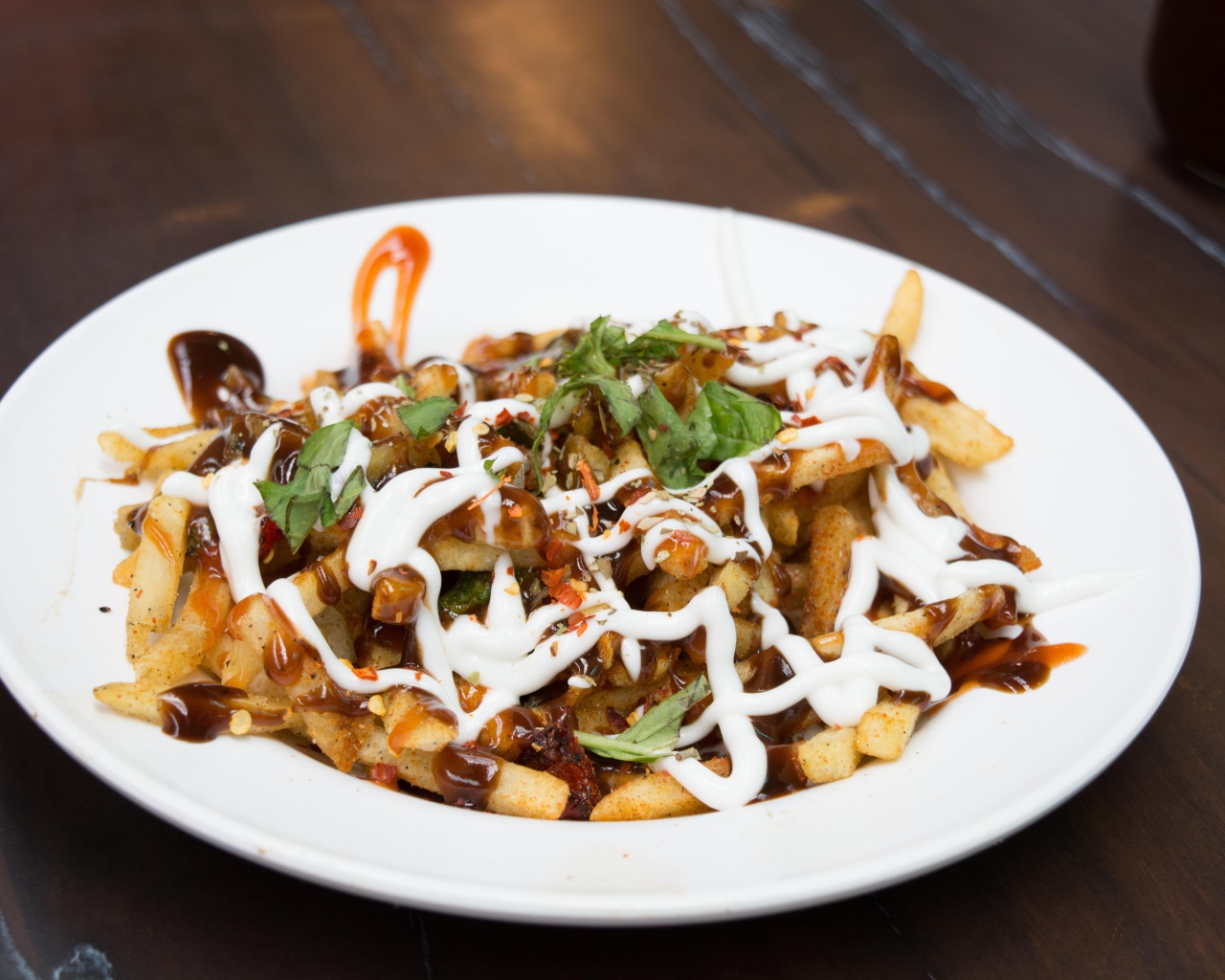 Картофель фри на тарелке с соусом и майонезом