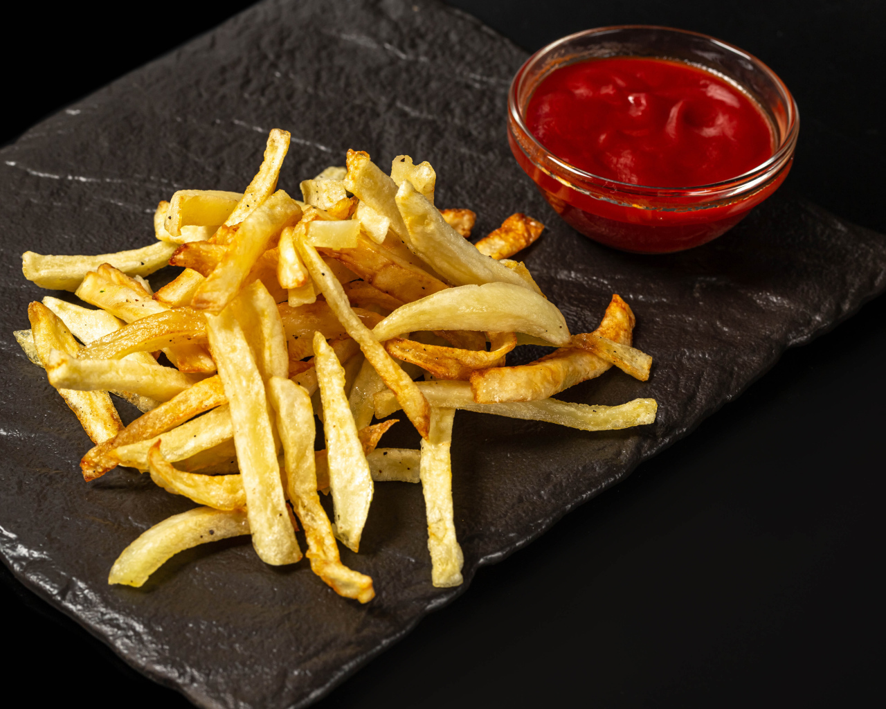 Картофель фри на каменной плите с соусом 