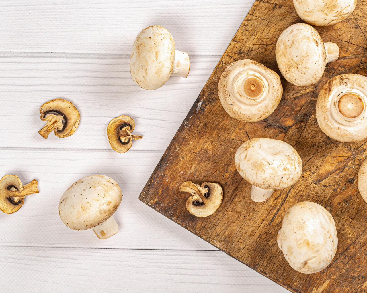 Свежие шампиньоны на разделочной доске