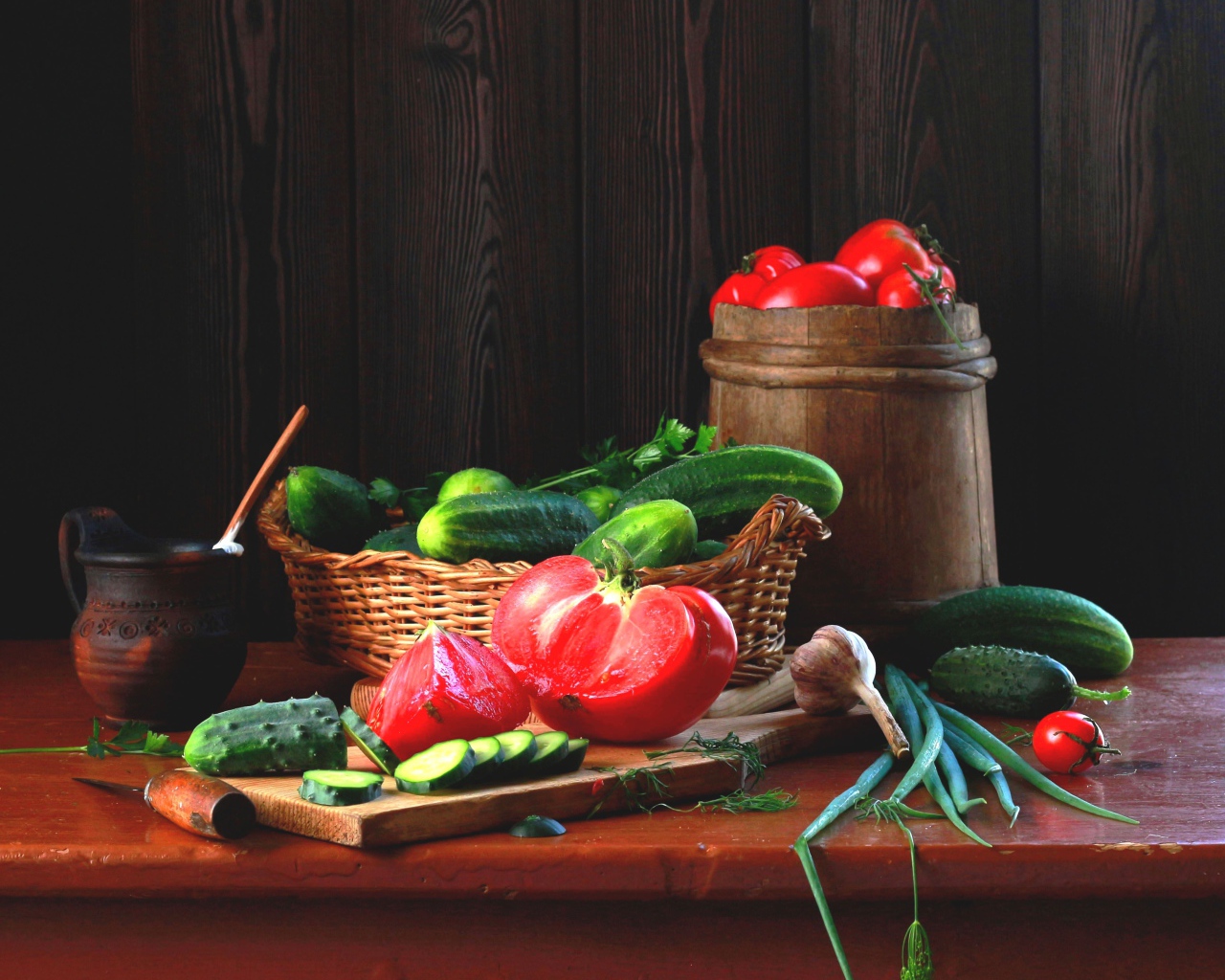 Свежие огурцы и помидора на столе с зеленым луком