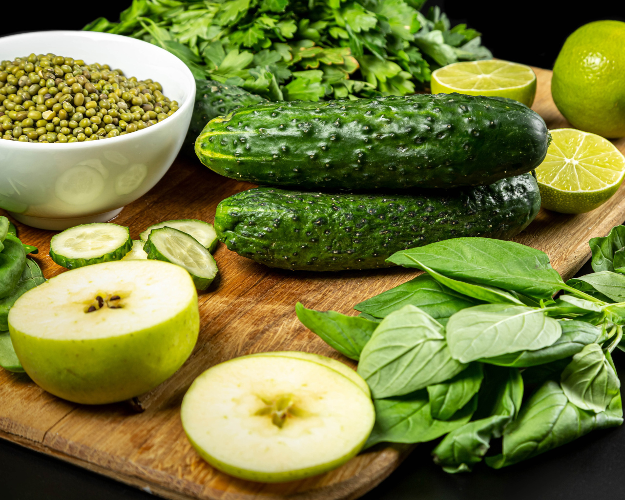 Свежие зеленые овощи и зелень на столе