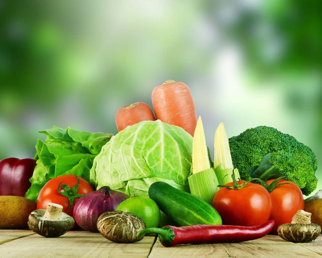 Свежие домашние овощи на столе 