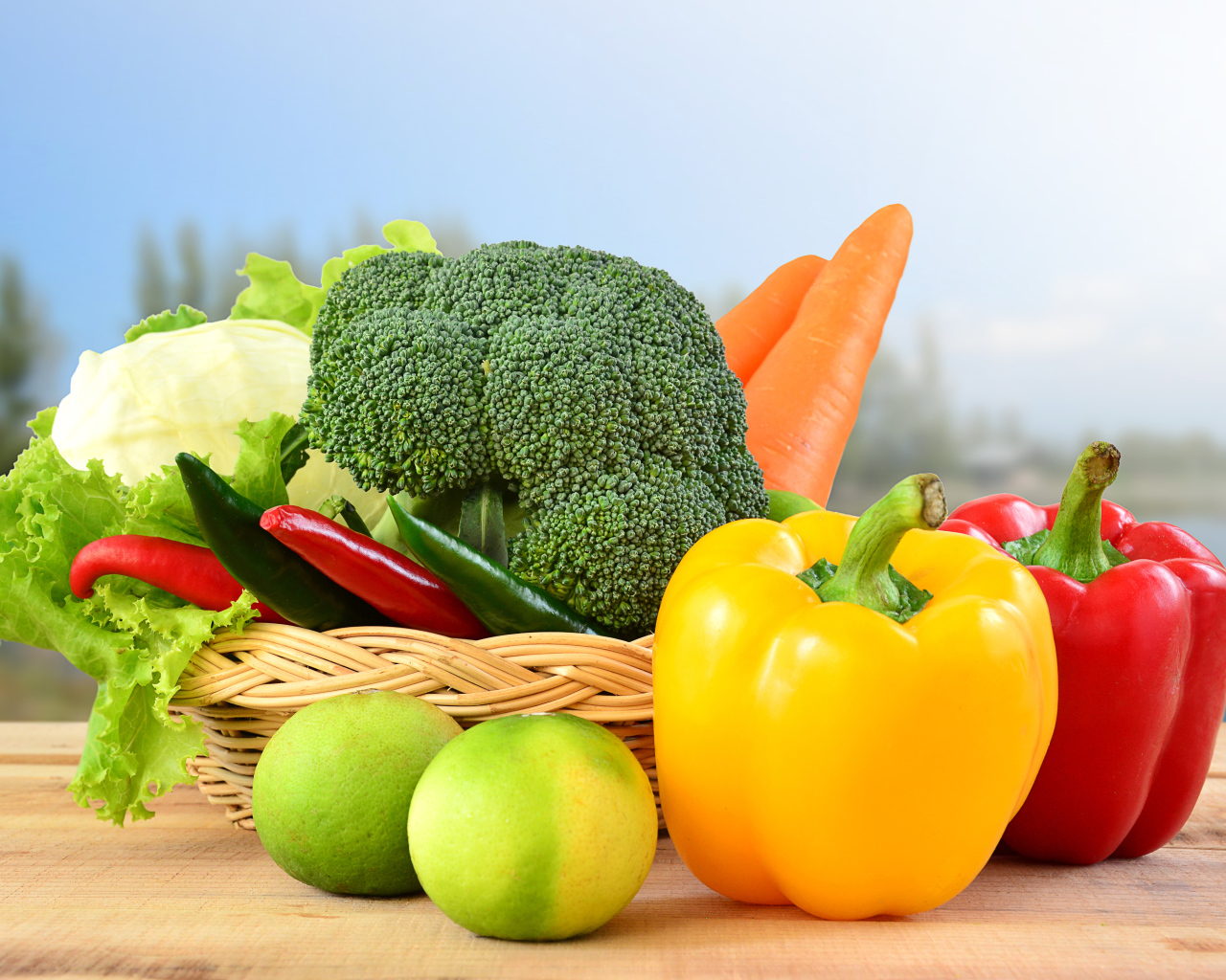 Свежий перец, брокколи и морковь на столе 