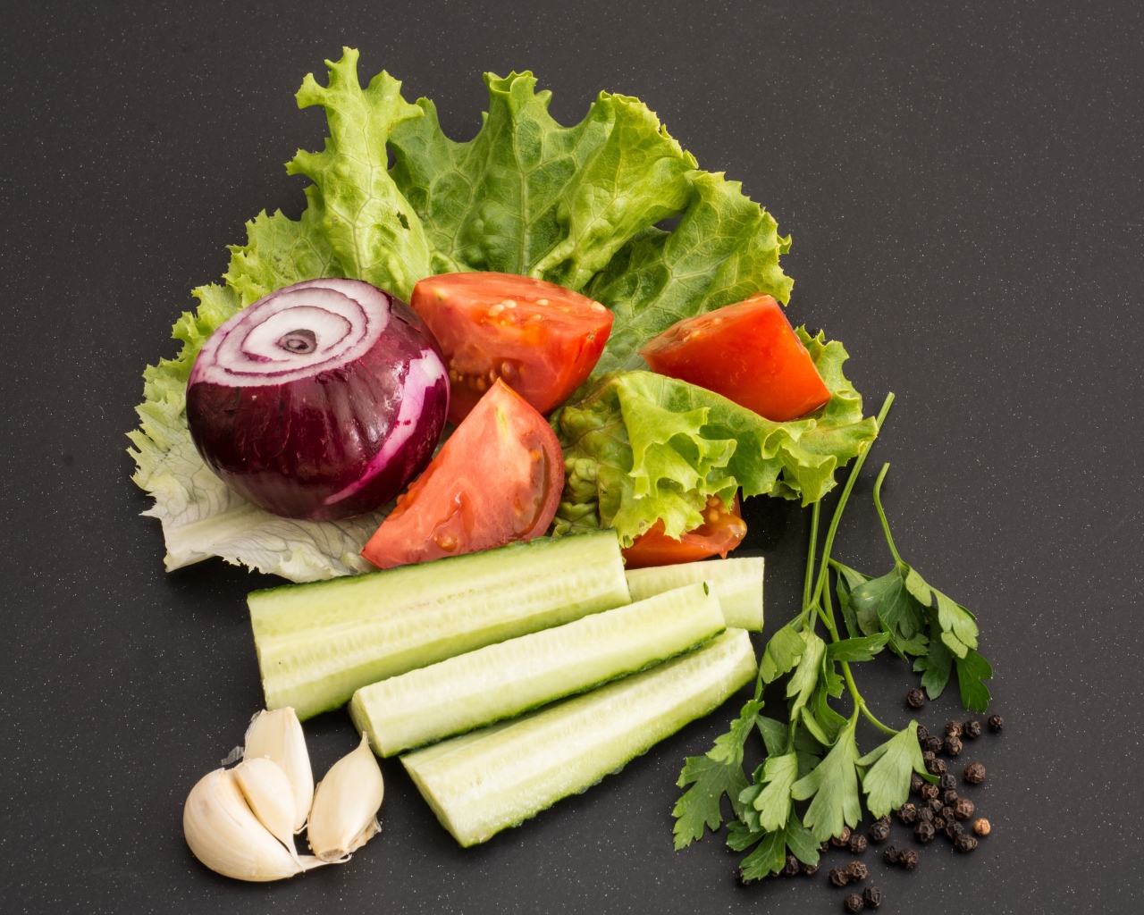 Свежие помидоры, огурцы, лук и листья салата 