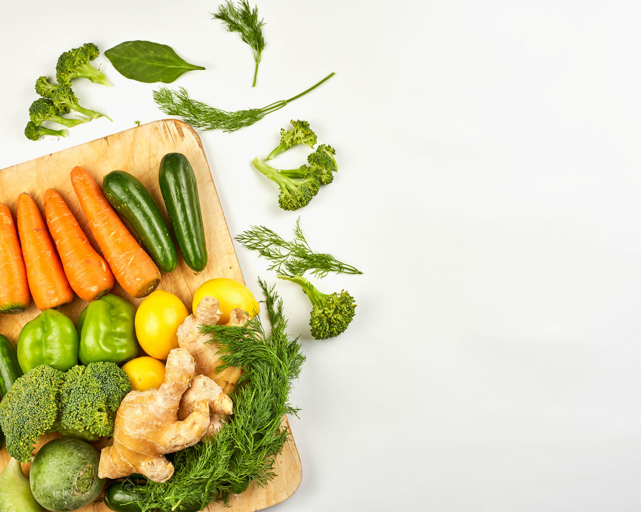 Свежие овощи на разделочной доске на белом фоне
