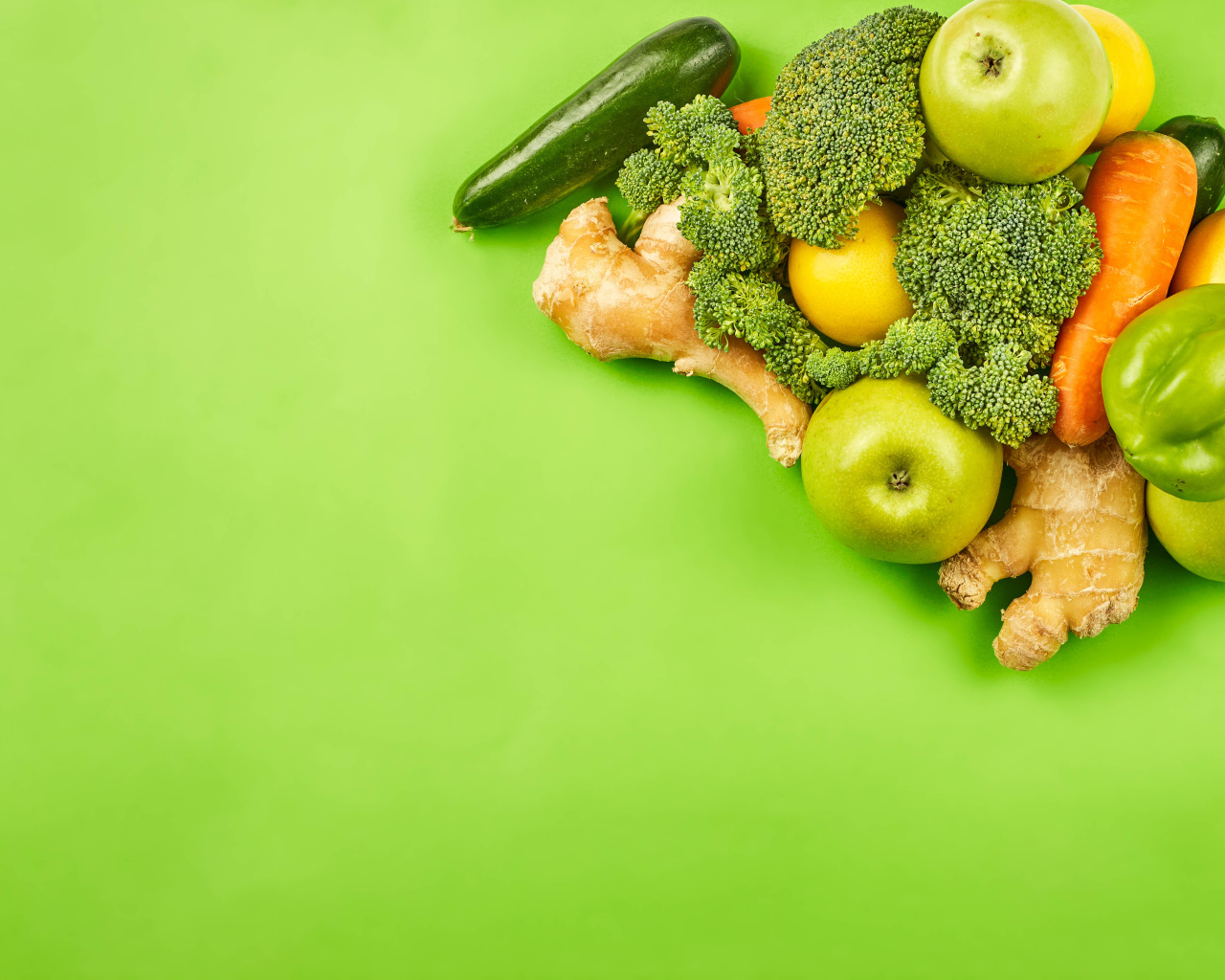 Свежие овощи на салатовом фоне