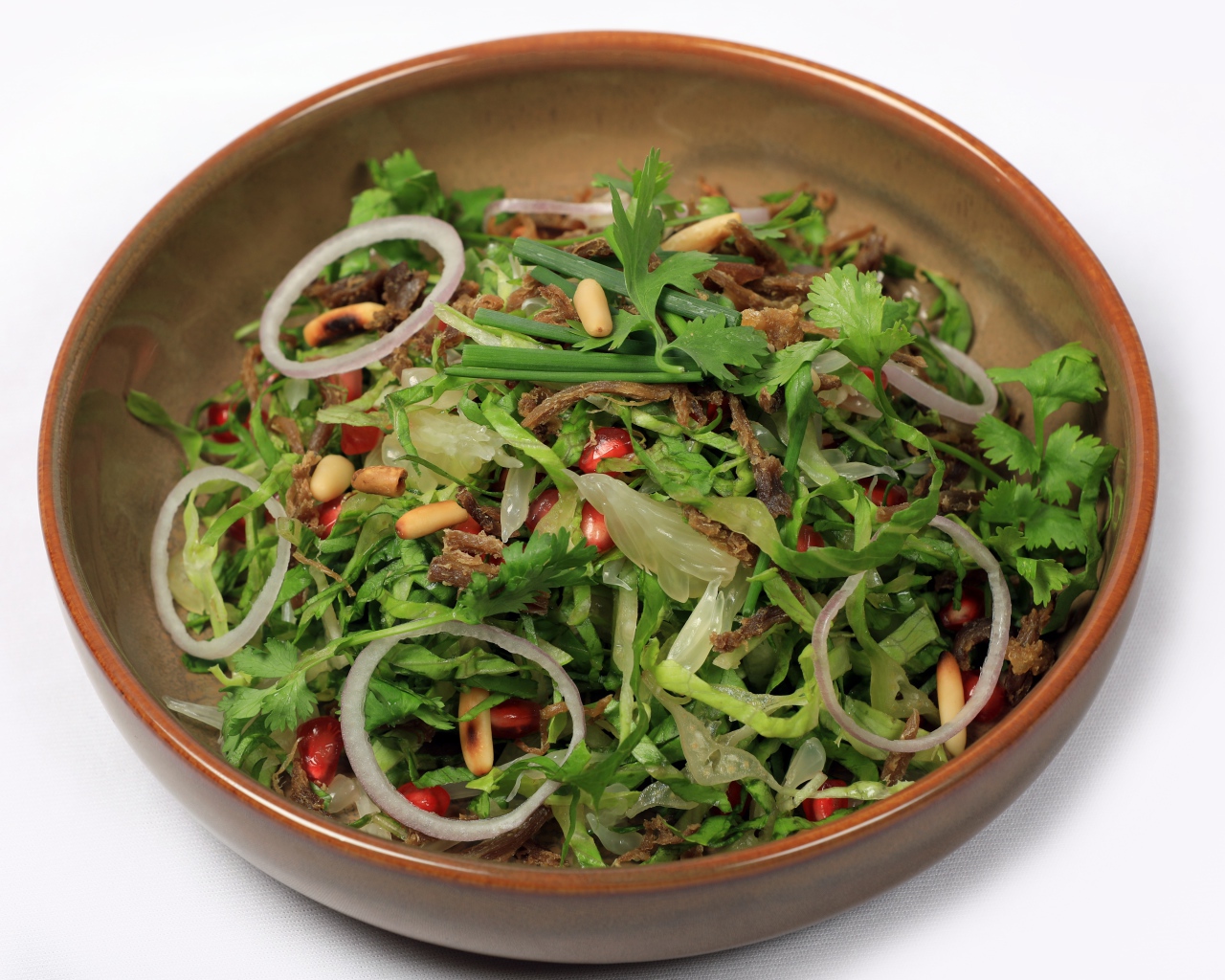 Салат из зелени с мясом на сером фоне