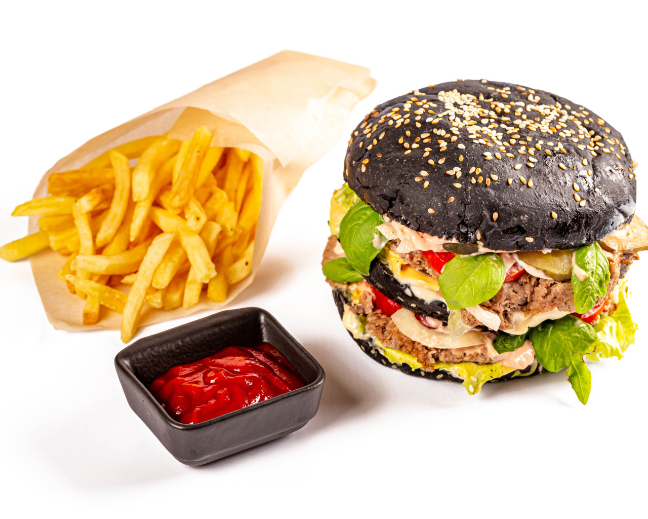 Гамбургер с картофелем фри и кетчупом на белом фоне