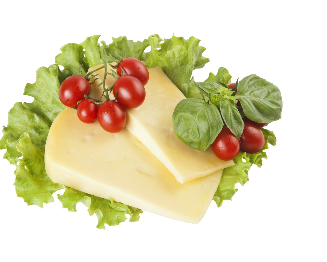 Твердый сыр, листья салата, помидоры и базилик на белом фоне