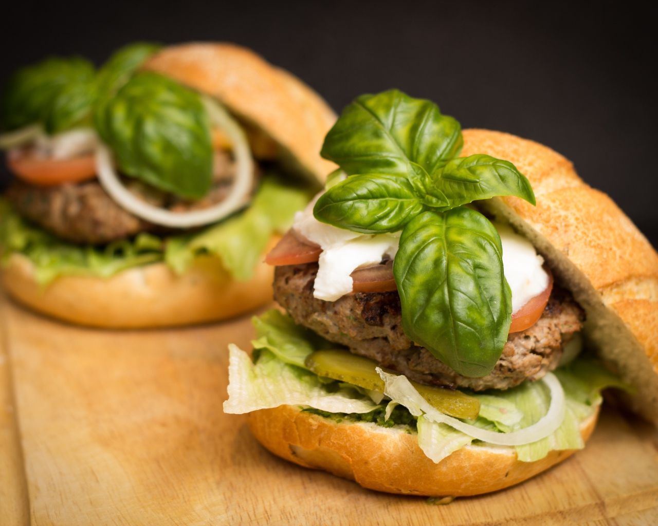 Домашние гамбургеры с котлетой и листьями базилика