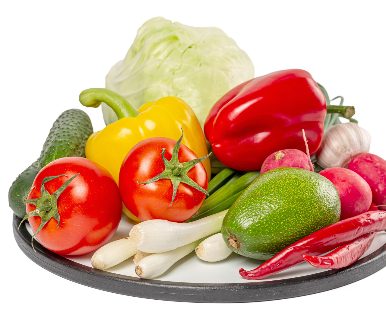 Домашние овощи  на тарелке на белом фоне