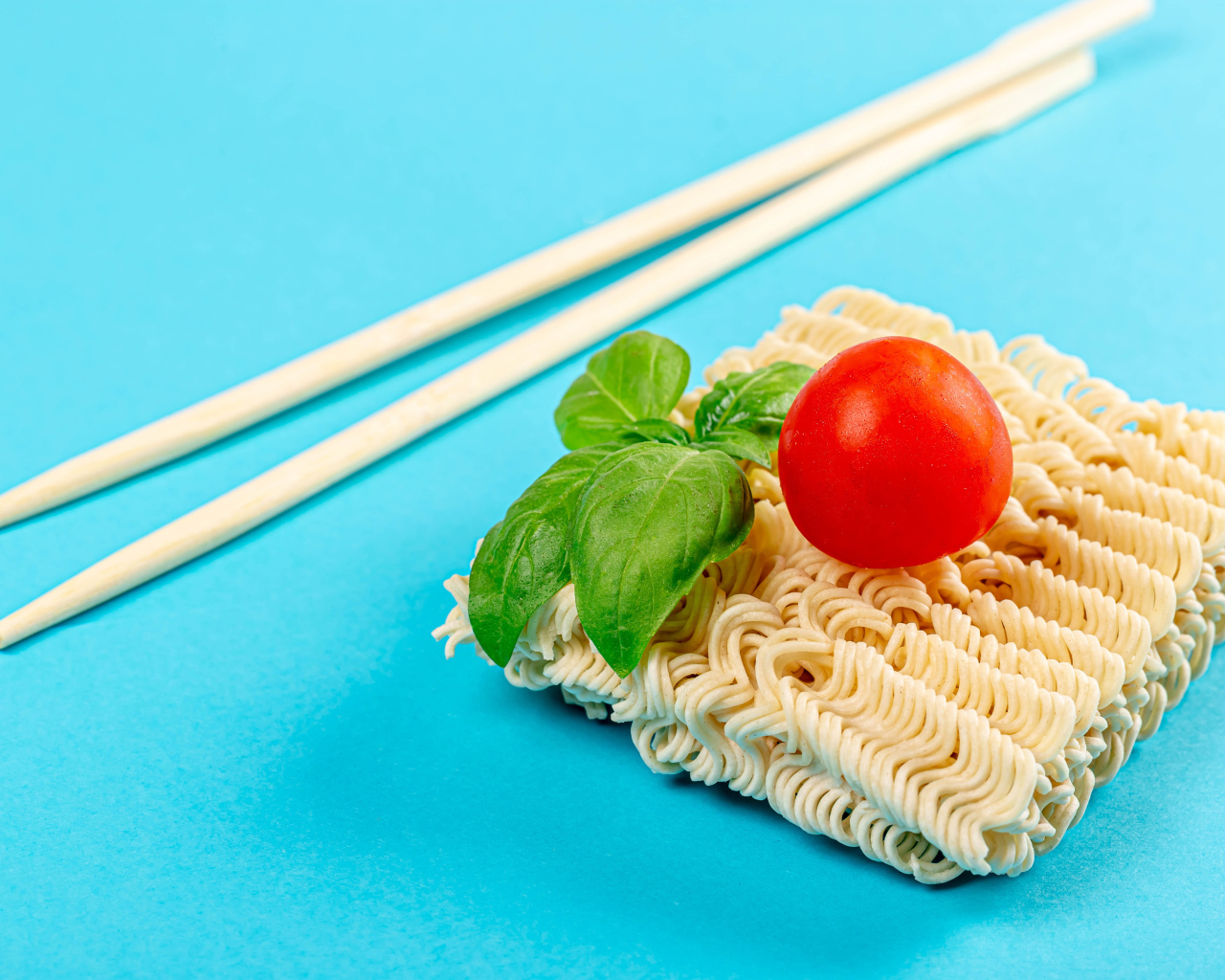 Вермишель быстрого приготовления на голубом фоне с палочками