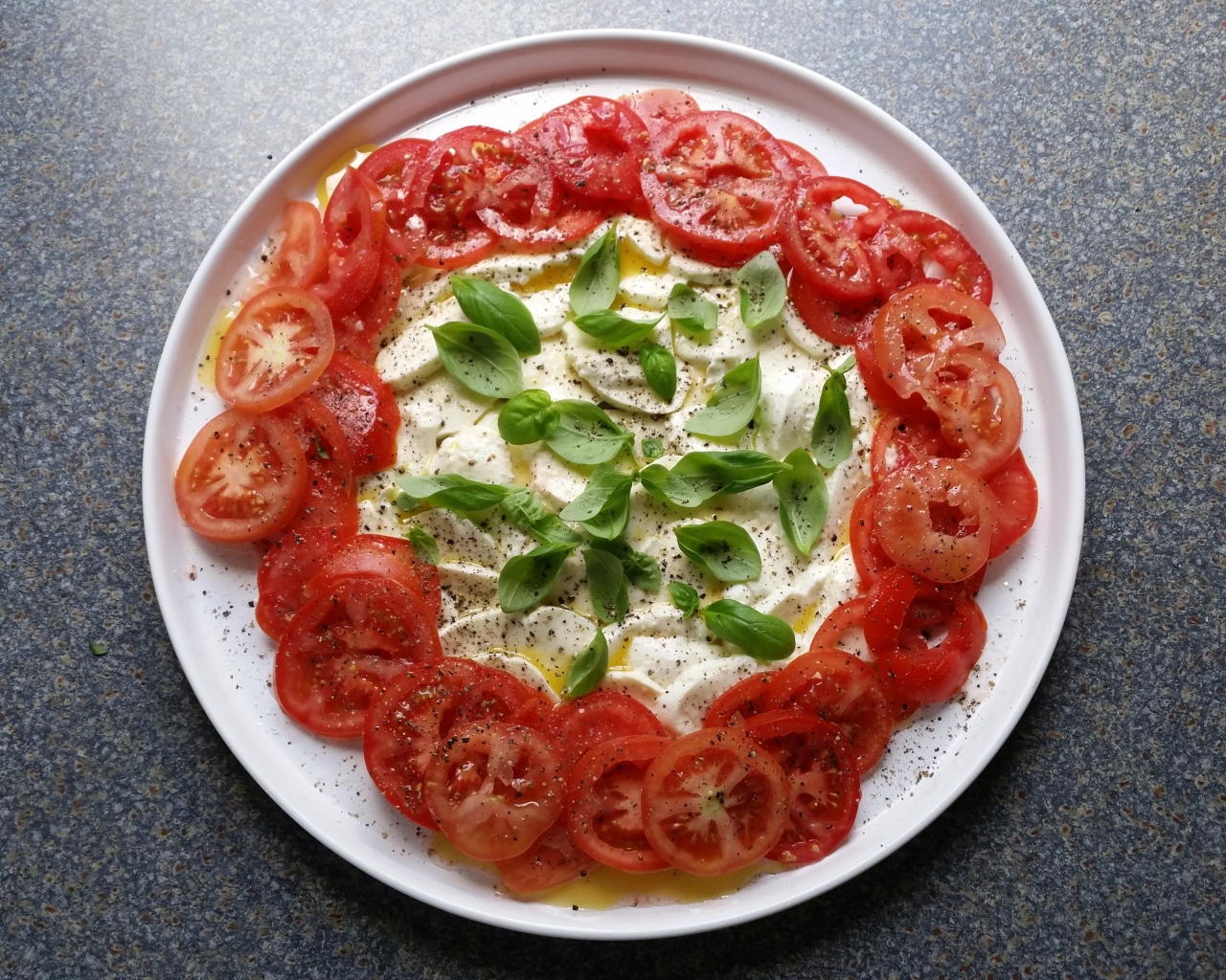 Итальянский сыр моцарелла с помидорами и базиликом