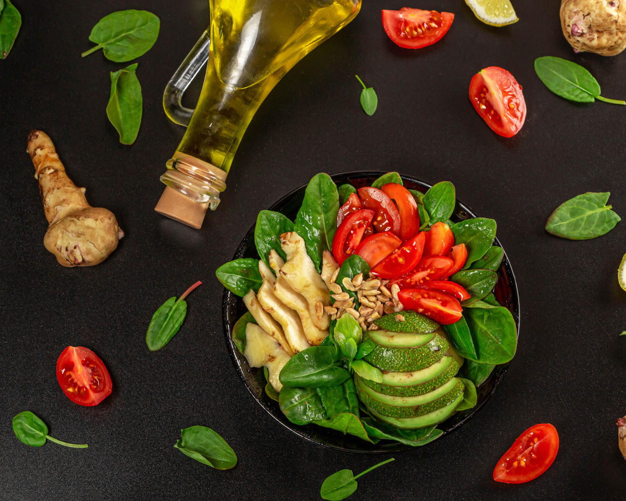 Топинамбур с листьями базилика, авокадо и помидорами 