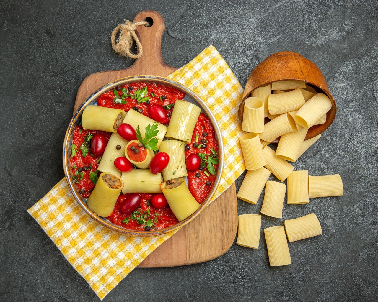 Большая паста с фаршем и соусом в тарелке 