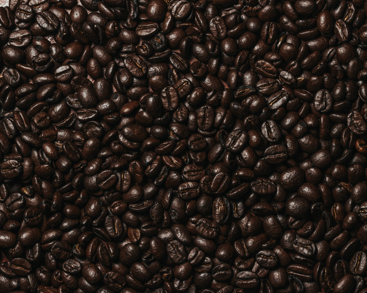 Много ароматных жареных зерен кофе крупным планом 