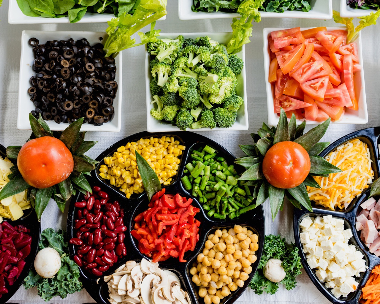 Много вкусных свежих овощей на столе 