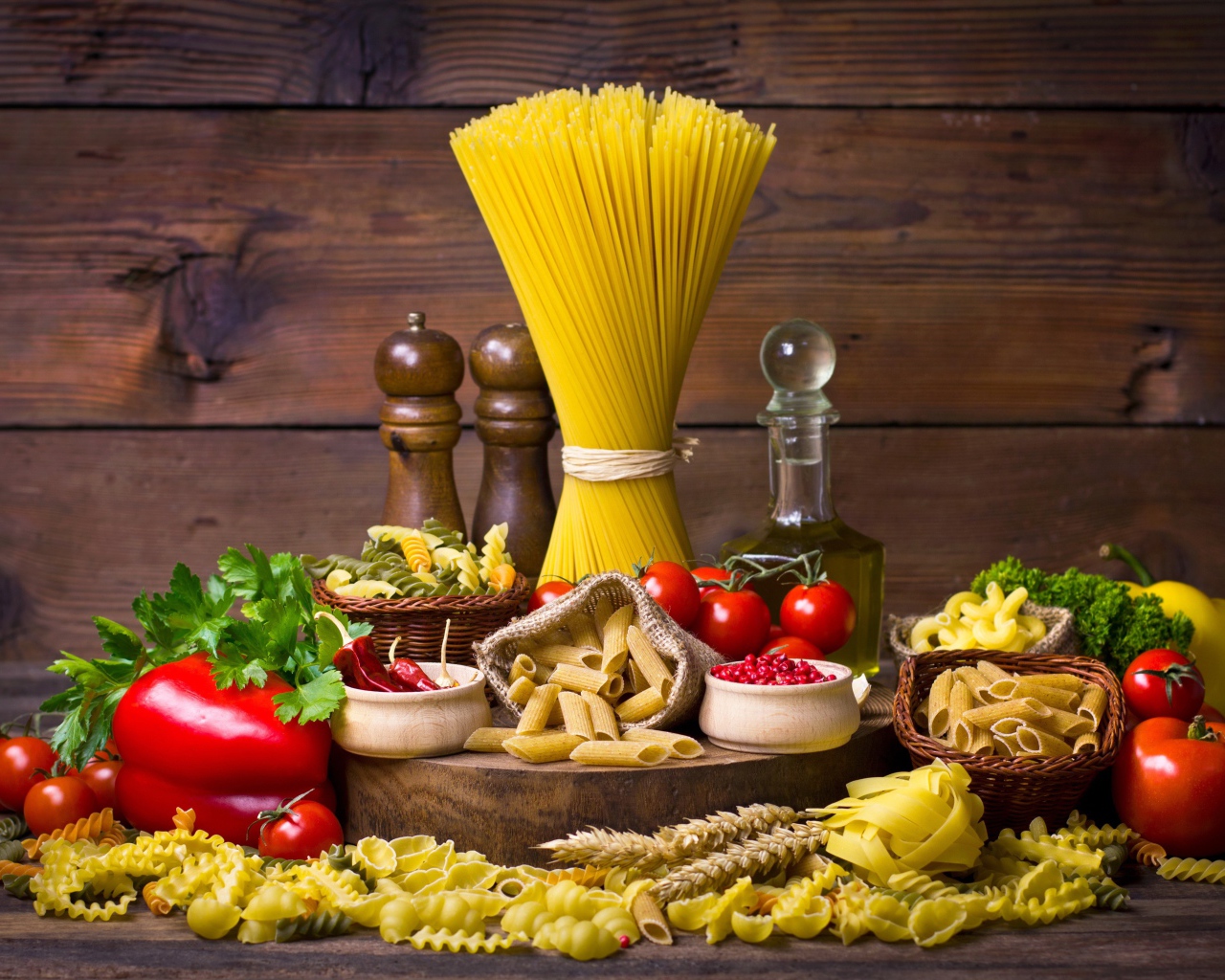 Много макаронных изделий на столе с овощами 