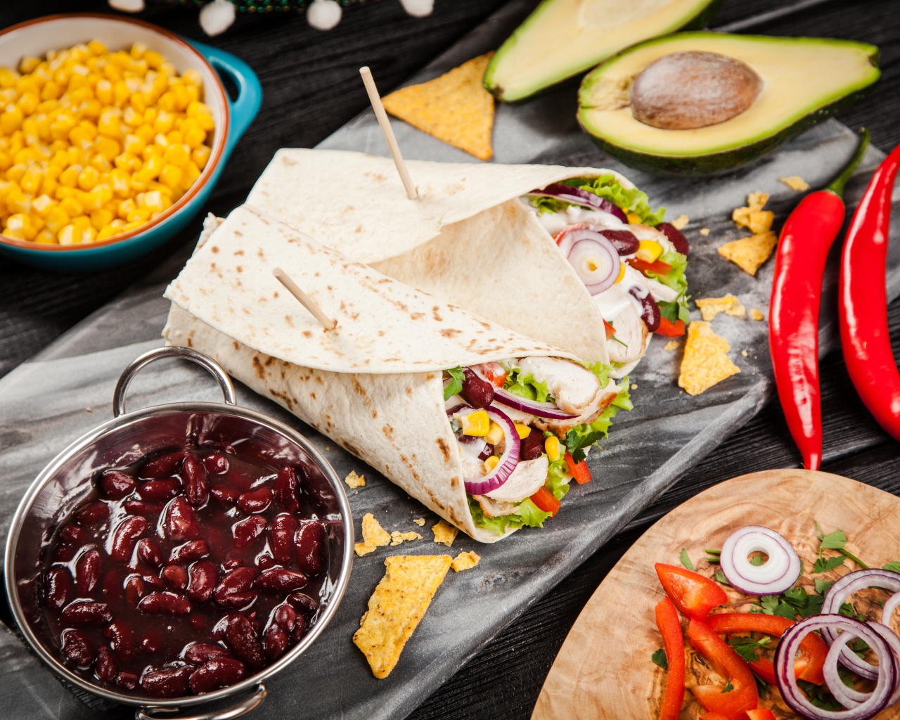 Мексиканский фаст фуд на столе