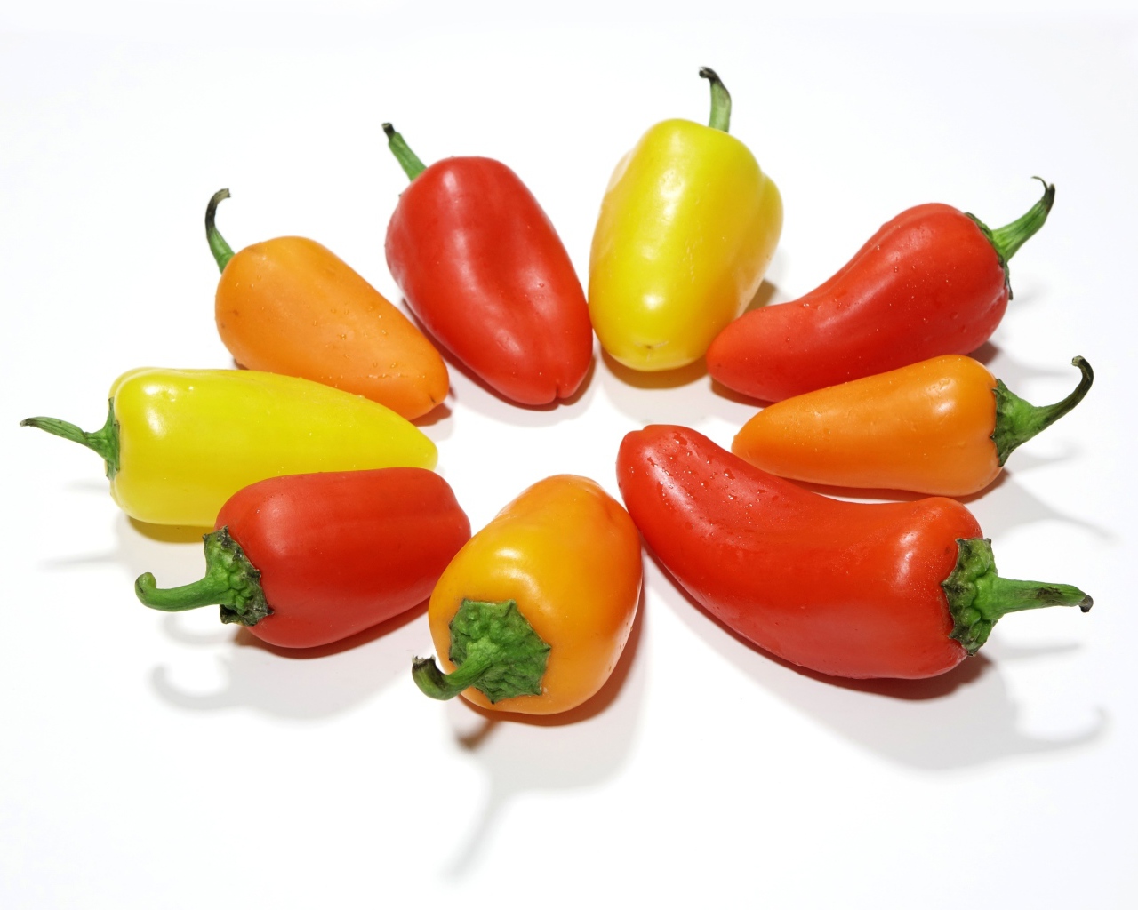 Разноцветный болгарский перец на белом фоне 