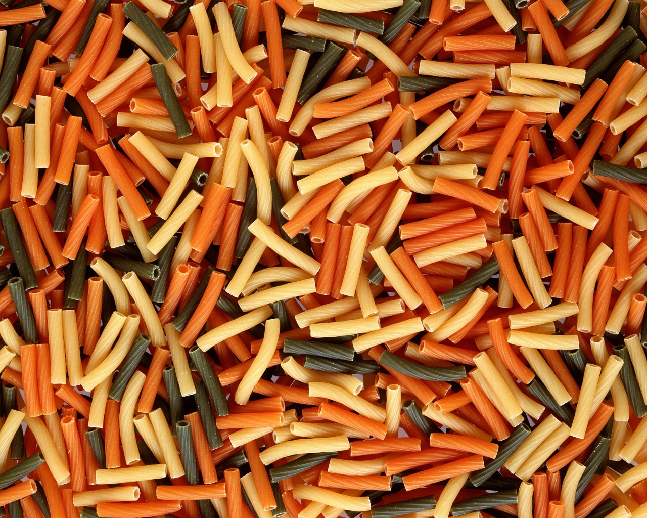 Разноцветные макароны крупным планом