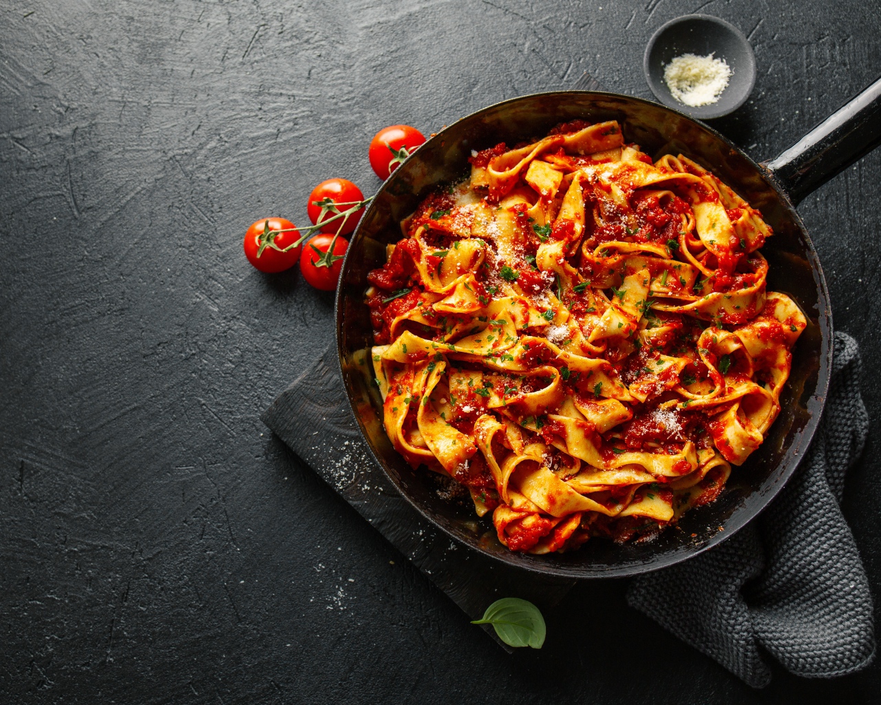 Лапша с соусом в сковороде 