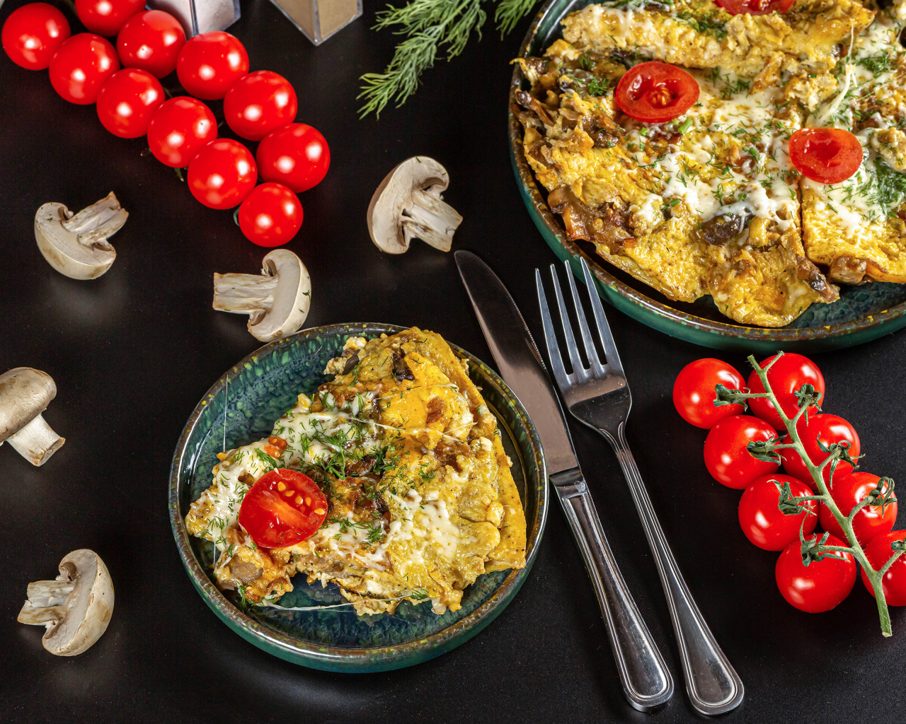 Омлет с помидорами и шампиньонами 