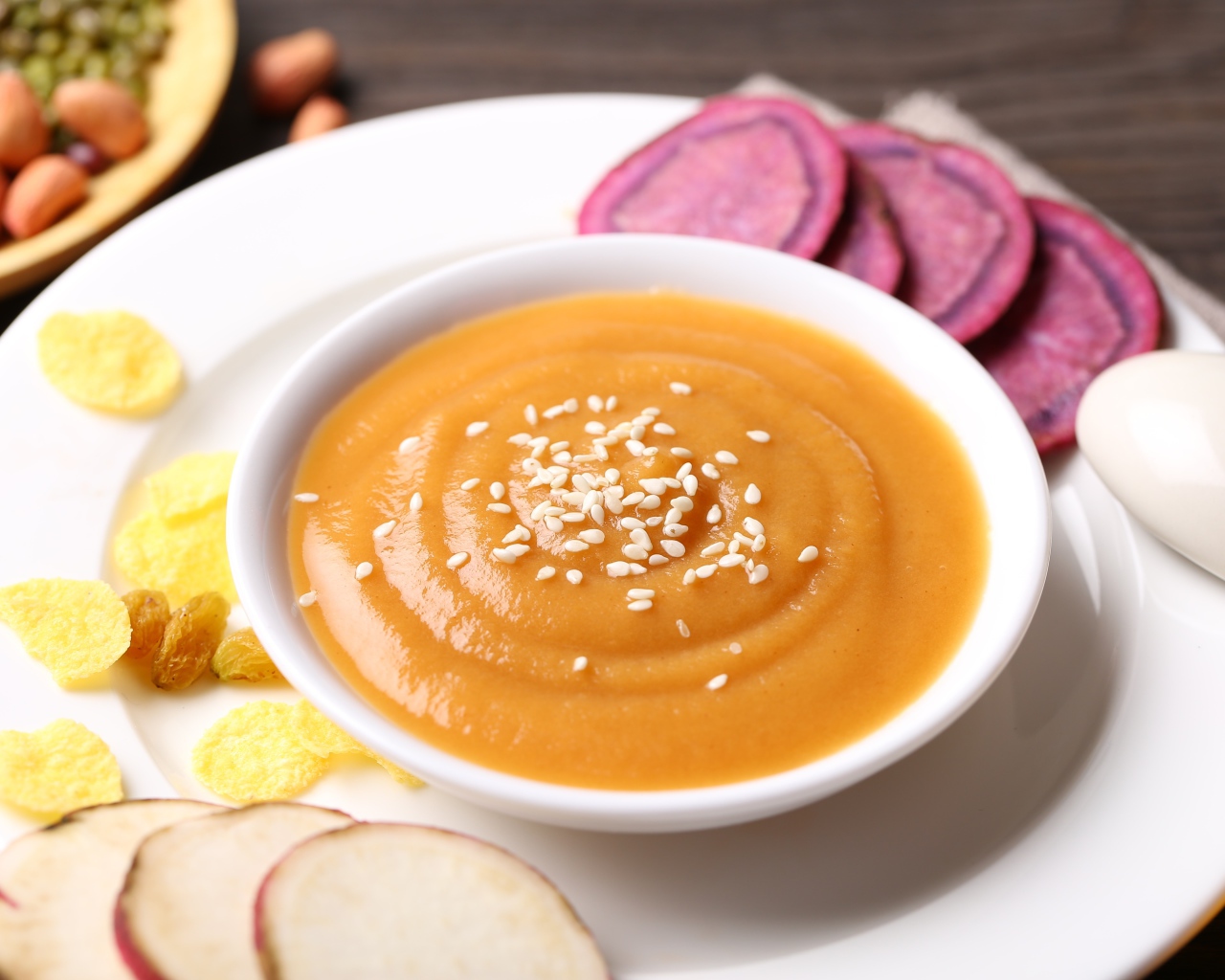 Гороховое пюре в белой тарелке с овощами