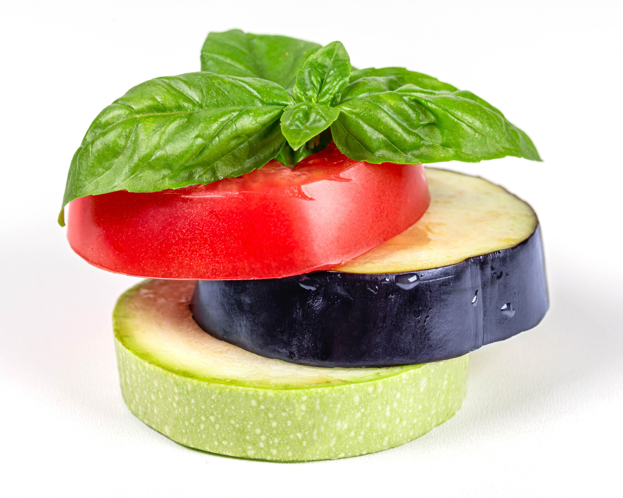 Кусок помидора, баклажана и кабачка на белом фоне